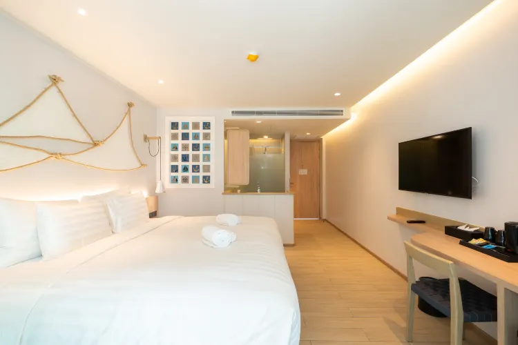 ห้องดีลักซ์เตียงใหญ่พร้อมกับวิวด้านหน้าอาคาร