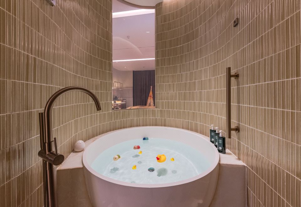 Hotel Indigo Xiamen HaicangEgypt Mythology Family Twin Room - Tent Childlike Round Bathtub