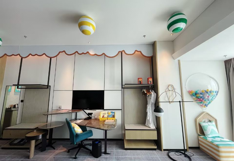 Crowne Plaza QidongCandy House Deluxe Twin Room (Playful Fish Lips + Childhood Carousel + Picture Books)