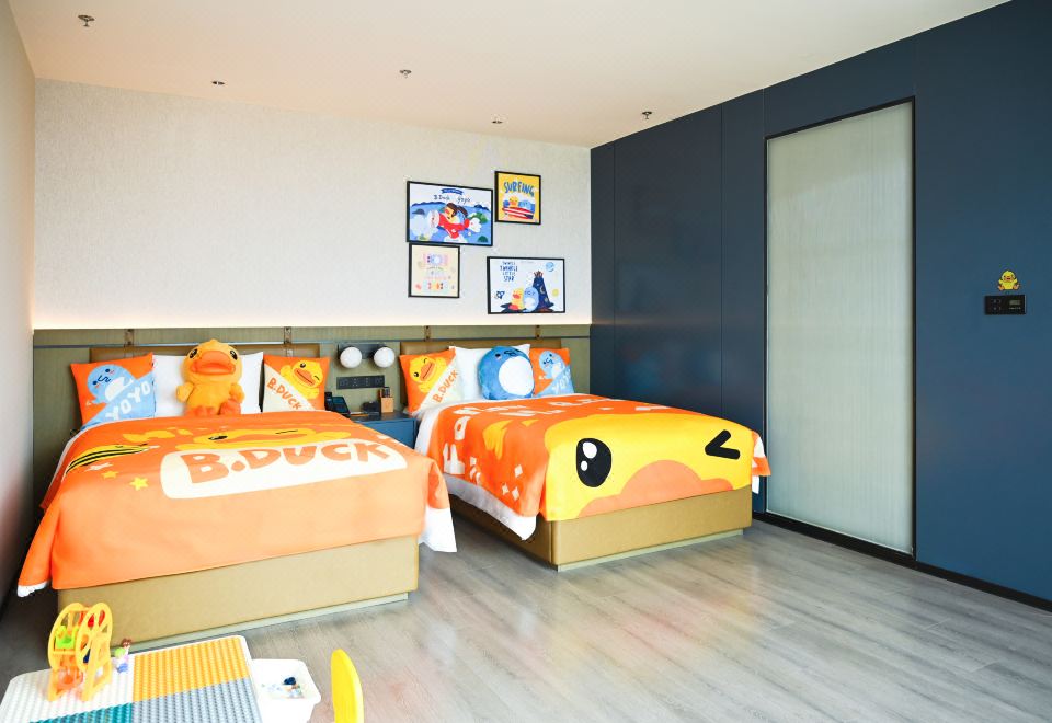 小黄鸭主题亲子房（全景落地窗＋舒达舒睡床品）