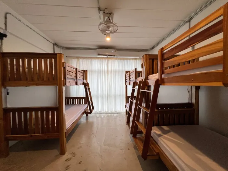 เตียงสองชั้นในห้องพักรวมหญิง ห้องน้ำรวมหญิง