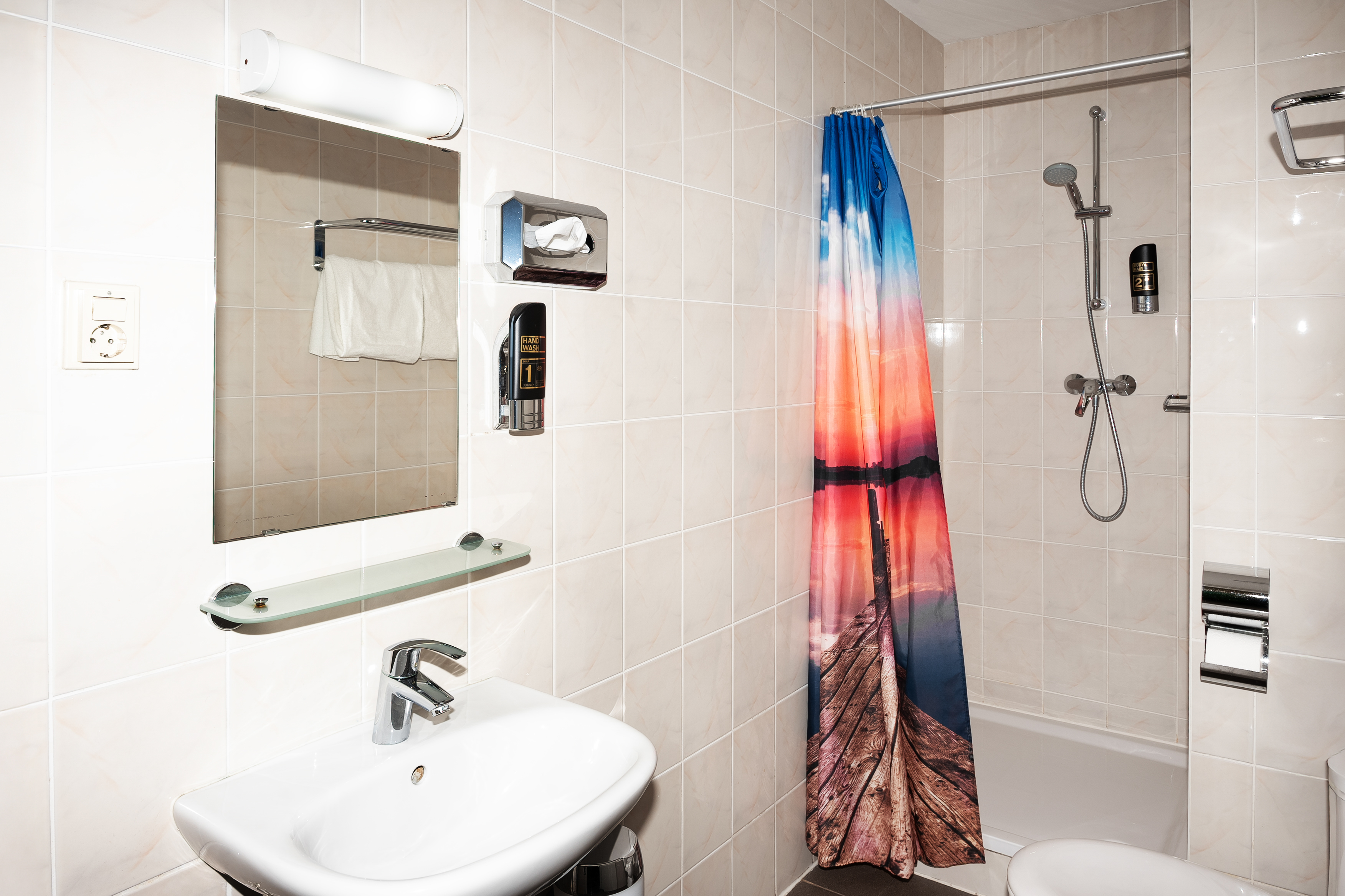 带私人外部浴室的4人工作室