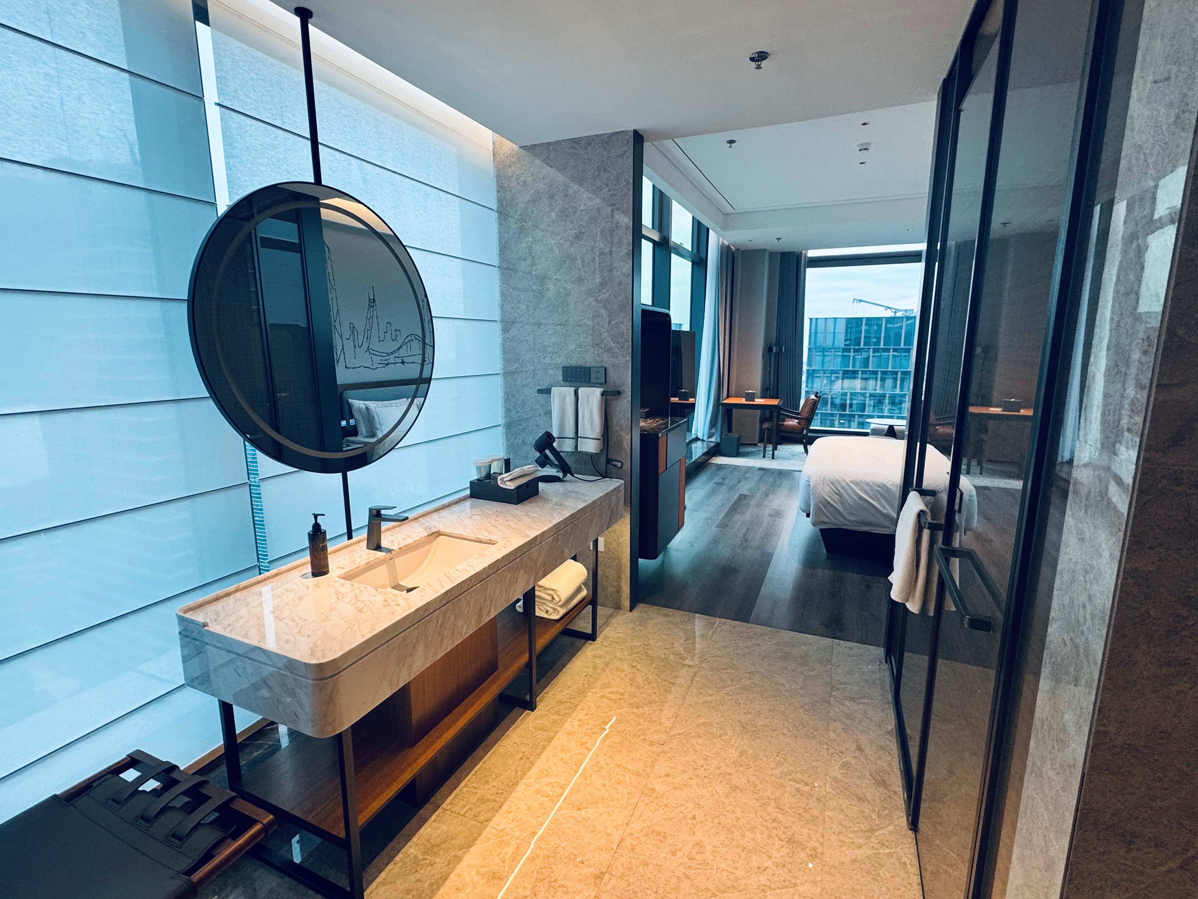 UrCove By Hyatt (Shenzhen Shekou Cruise Center)270° Floor-to-ceiling Glass View Queen Bed Room