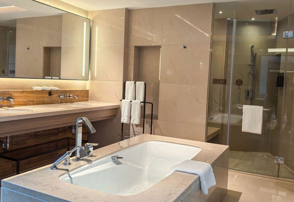 豪华湖景双卧室家庭套房