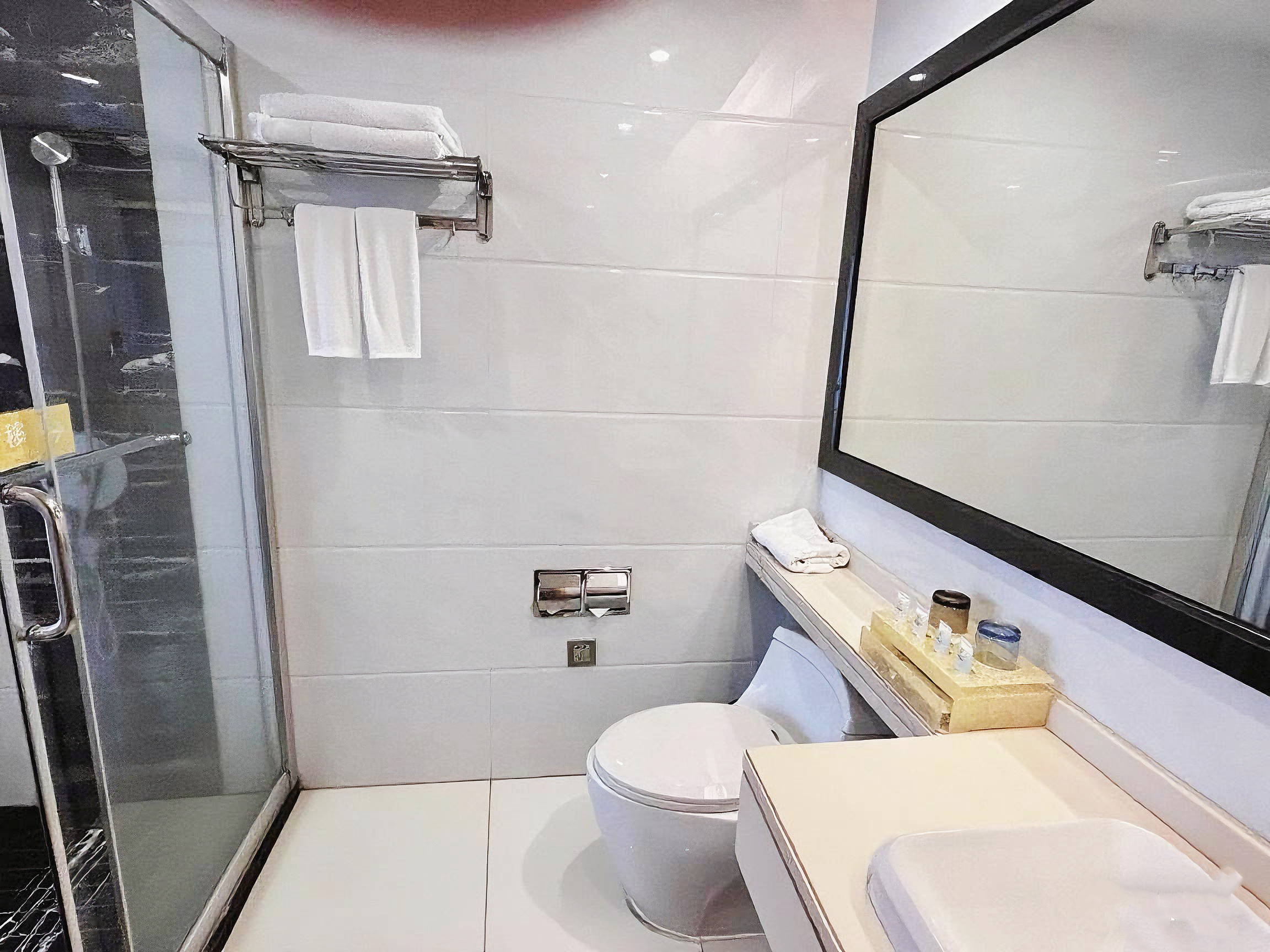 豪华大床房（明亮大窗+隔音玻璃+百搭圆桌）