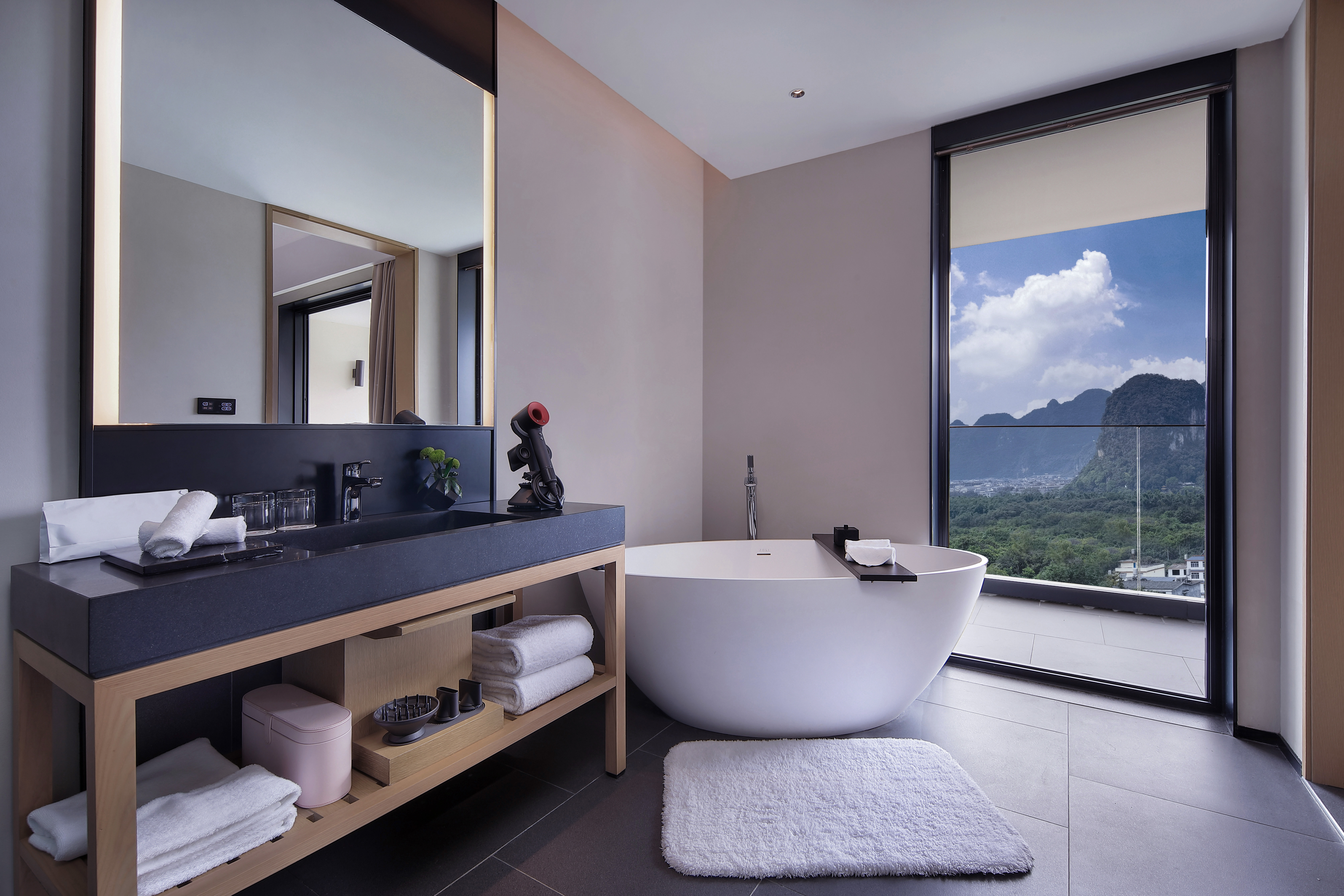 山景阳台大床房-饱览桂林山水甲天下景观+看夕阳晚霞