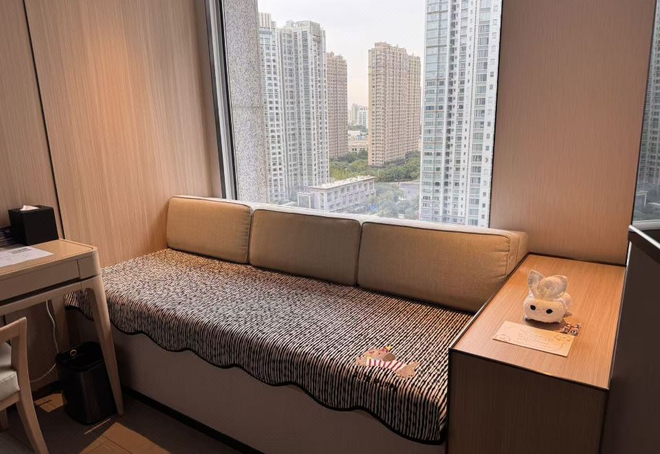 Harbour Plaza Metropolitan ShanghaiEnjoy The MiniBar Deluxe King Room