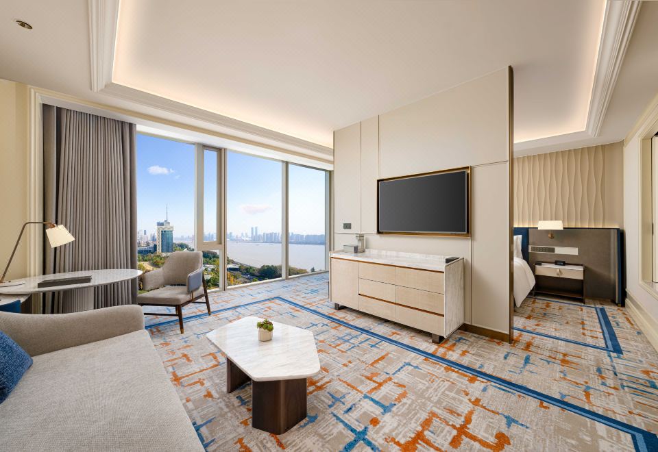 江景精緻套房 | 客廳帶梳化床| 江景+燈光秀 | 戴森吹風機+衞洗麗+Byredo洗護用品