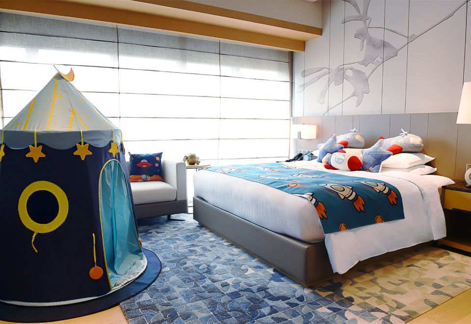 Courtyard by Marriott Shanghai HongqiaoPea Planet Theme Family Double Bed Room