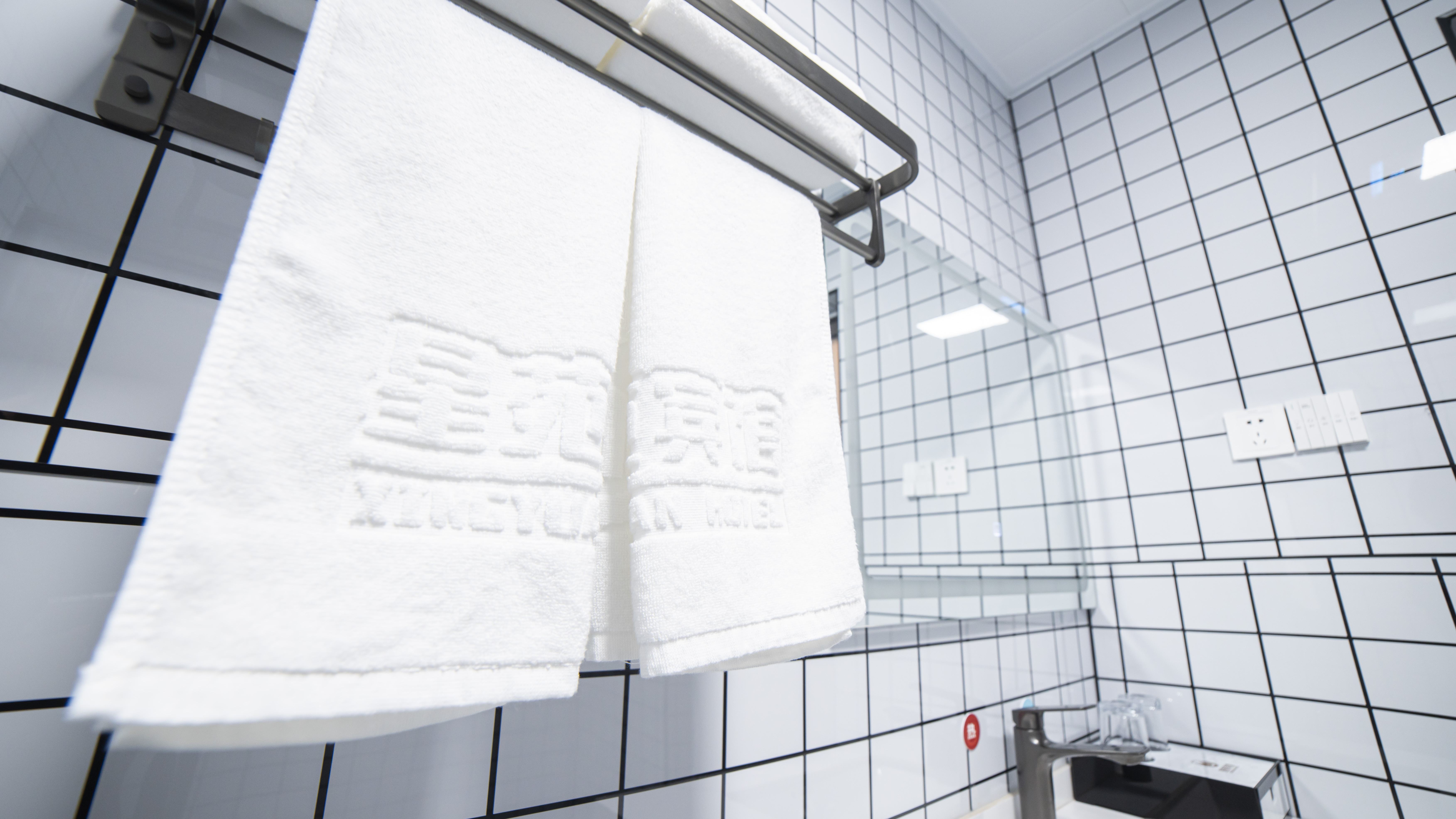 情侣电竞大床房[技嘉RTX4070显卡+i5十二代cpu+32寸2k分辨率+144hz高刷电竞大屏]