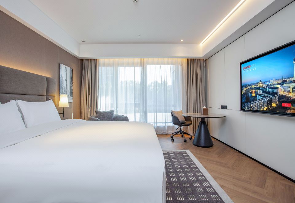 城际豪华房-大床（裸睡床品+澳洲精油洗护+柏林沙发）