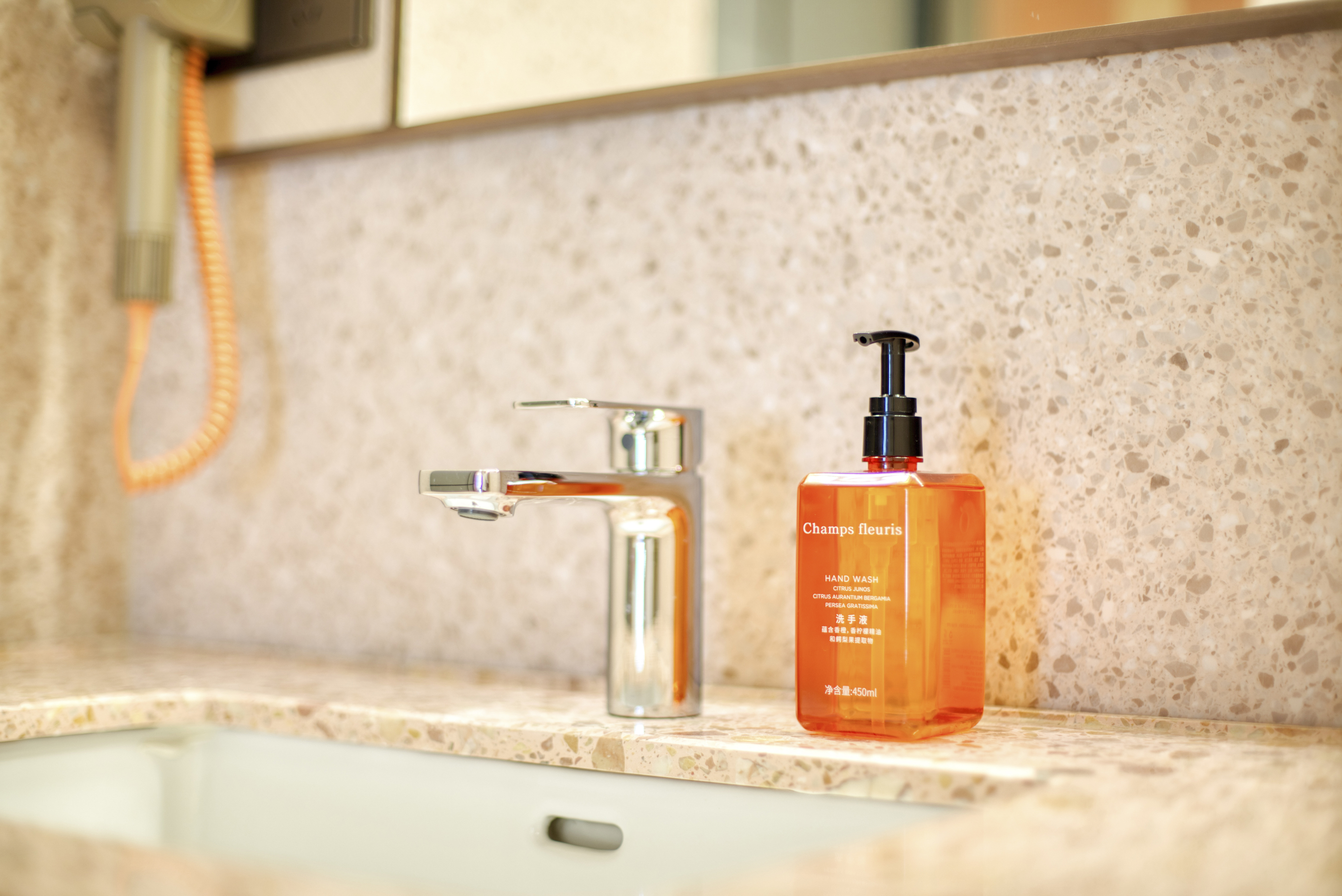 高级大床房（小冰箱+65寸电视投屏+四种灯光亮度）