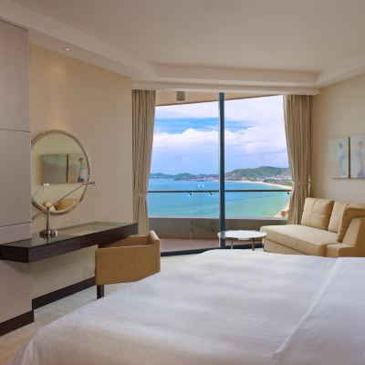 高級客房，一張特大床，海景，位於高層，行政酒廊使用權 芽莊喜來登飯店優惠