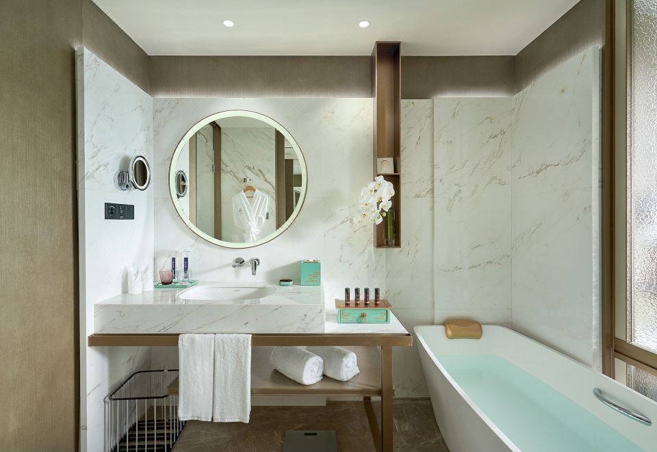 高級豪華大床房-全景落地窗俯瞰城市美景