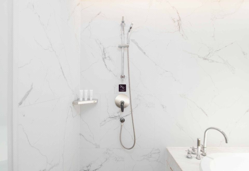 IMPERIAL TRADERS ELONG HOTELExecutive Suite