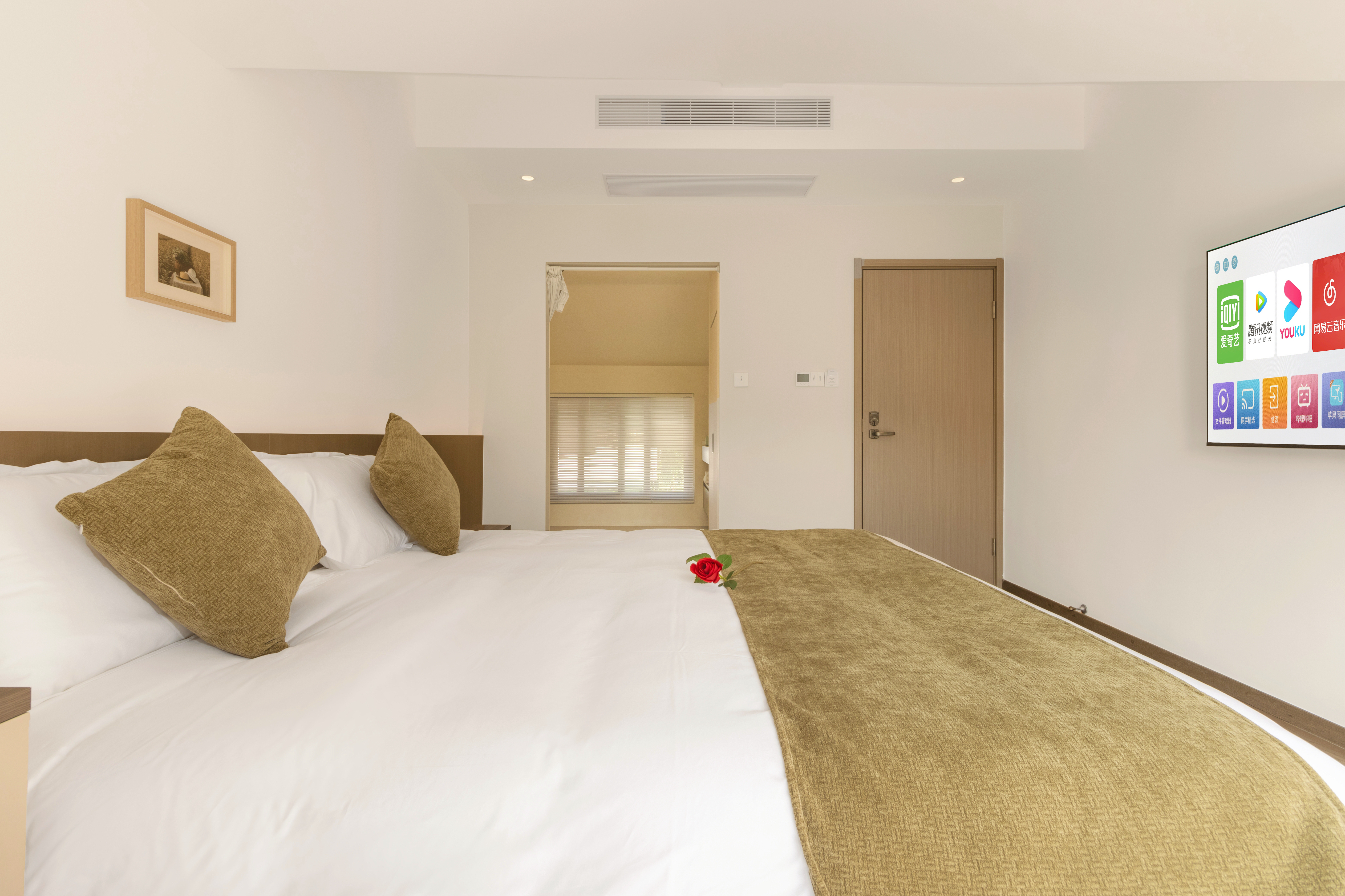 静谧舒适大床房丨中央约克水空调+可投屏智能电视+观景大阳台+户外桌椅