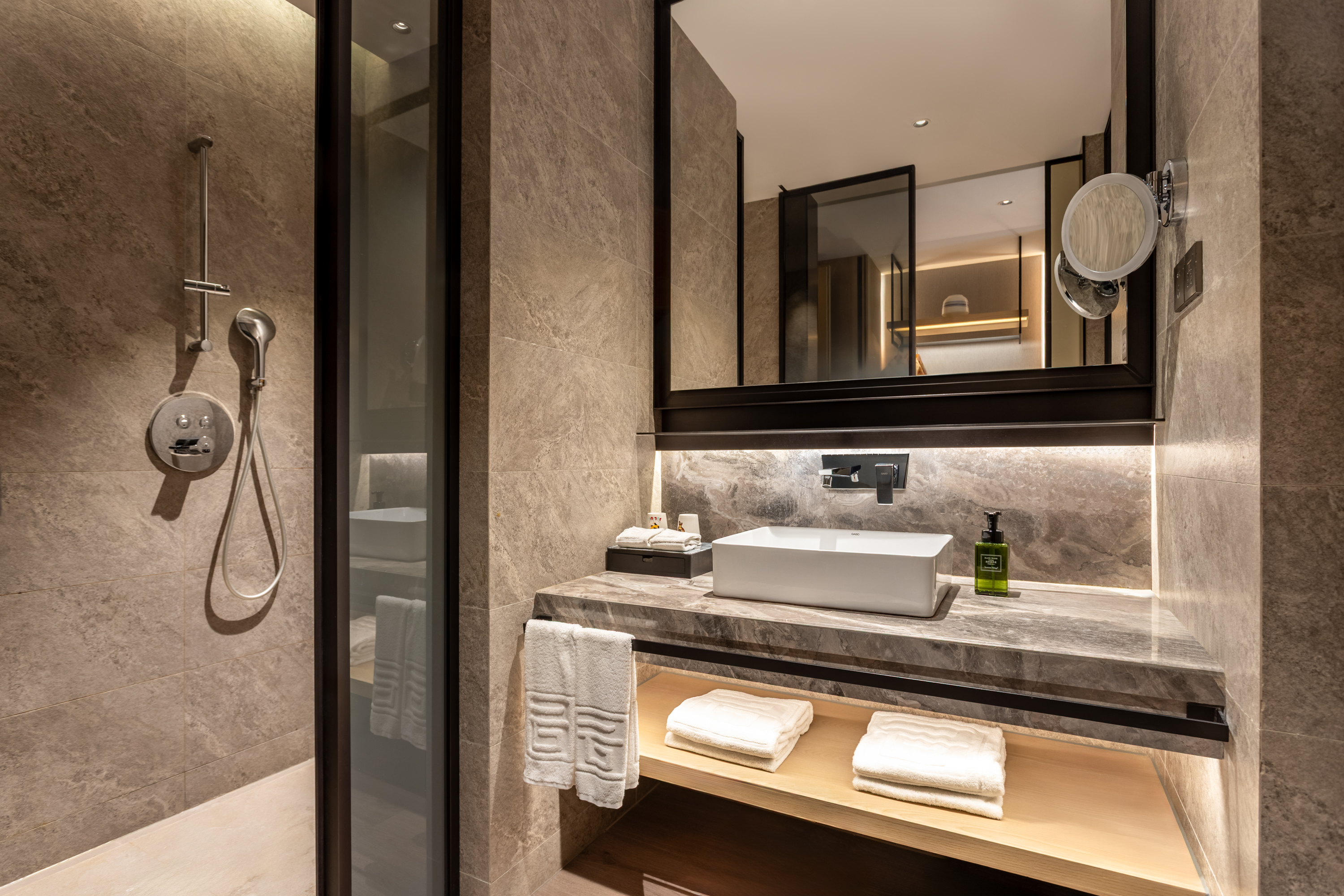 行政亲子房（手机投屏+小冰箱+蓝牙音响）