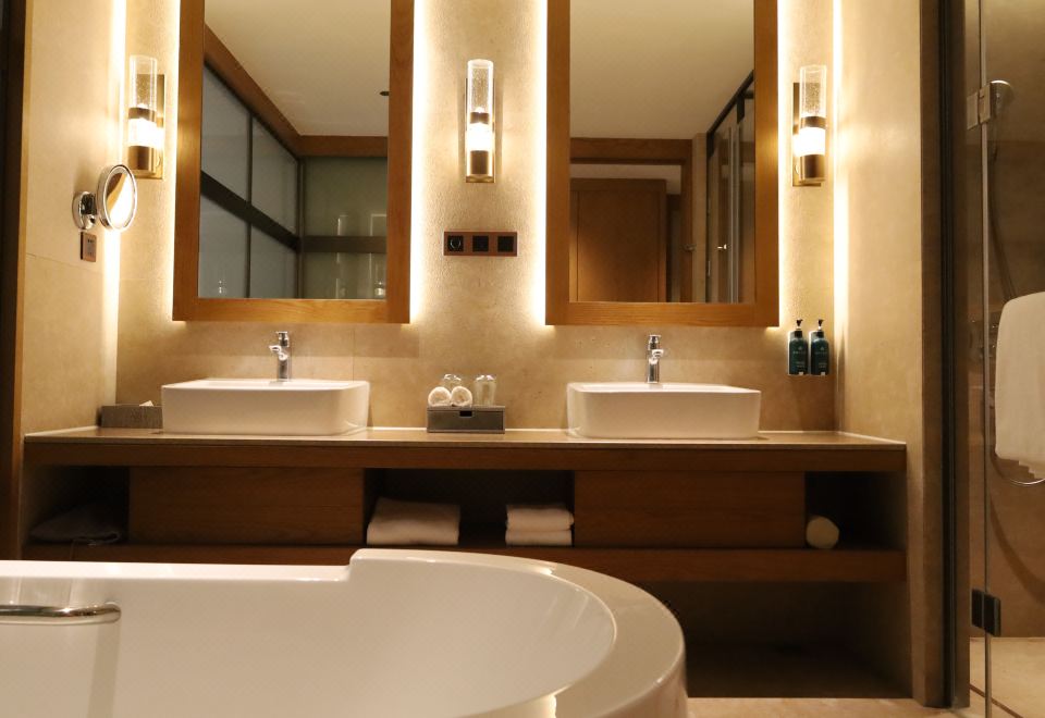 CROWNE PLAZA SHENNONGJIAKing Bed Standard Mountain View Lounge Access