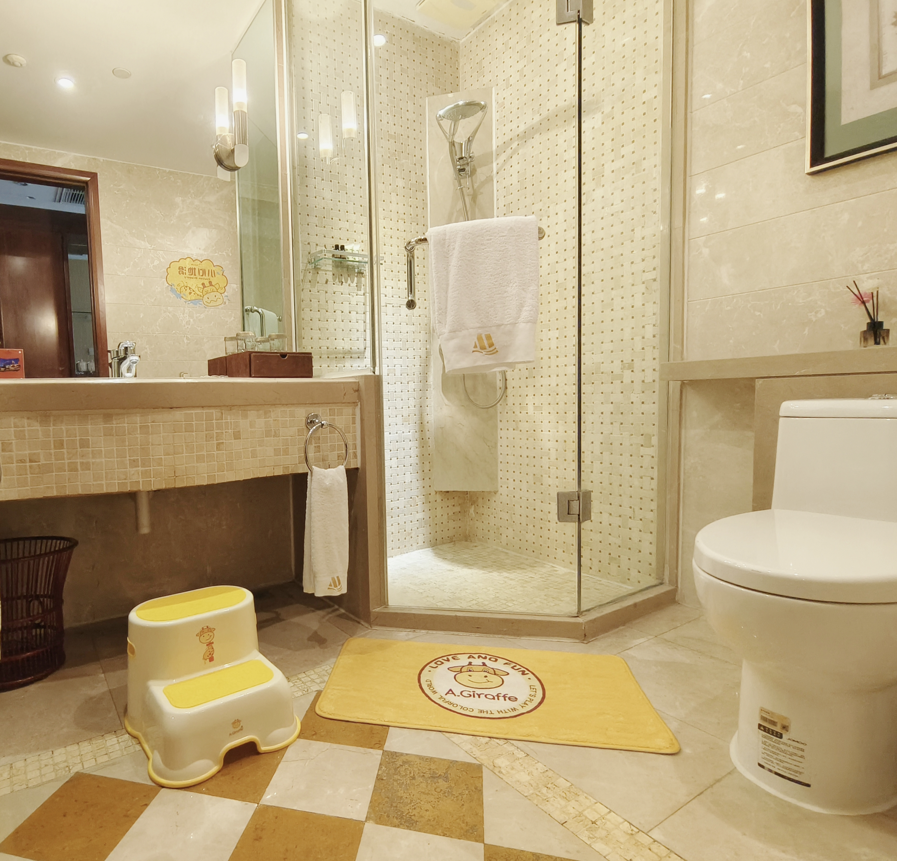 黄色主题亲子房