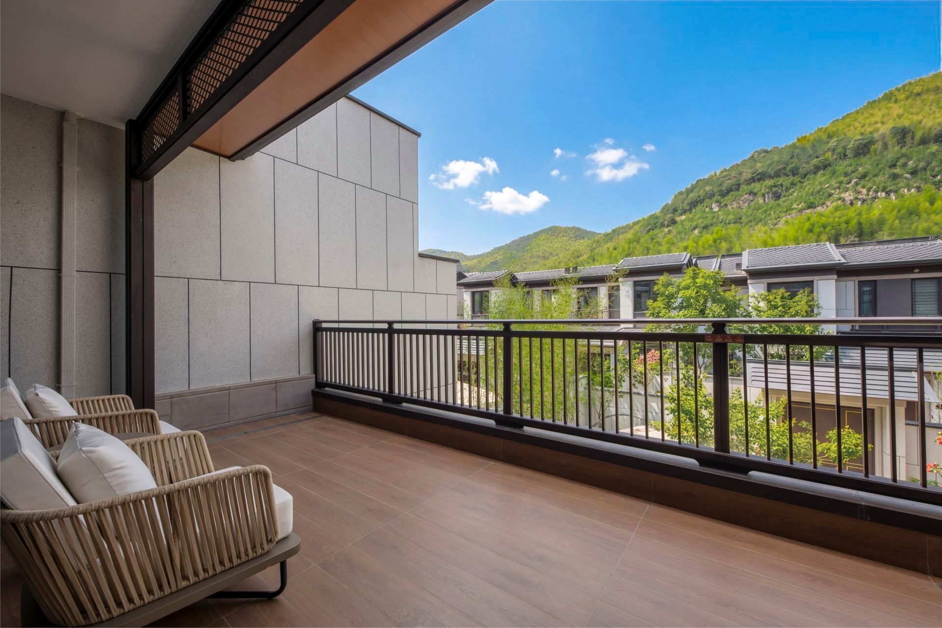 Three-Bedroom Villa (2 King Beds + 1 Single Bed, Courtyard Access)