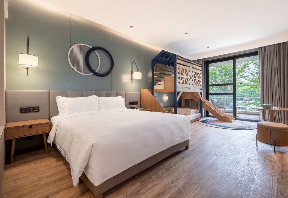 親子步步高房（智能客控+MINI吧+天然乳膠枕）