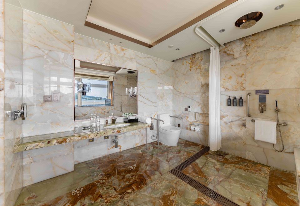 暖汤温泉·关爱温馨大床房（安全扶手+步入式淋浴）