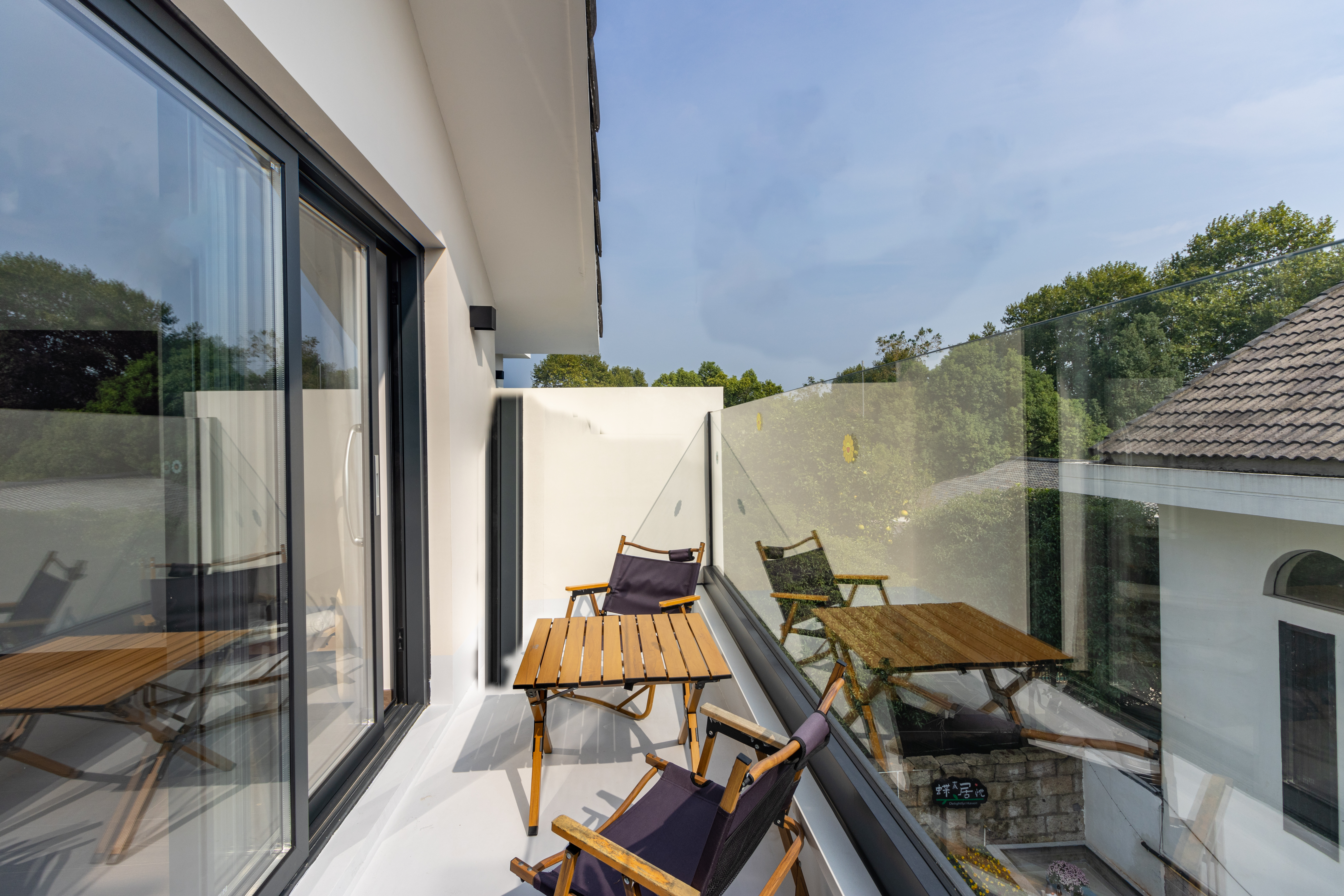 静谧舒适大床房丨中央约克水空调+可投屏智能电视+观景大阳台+户外桌椅