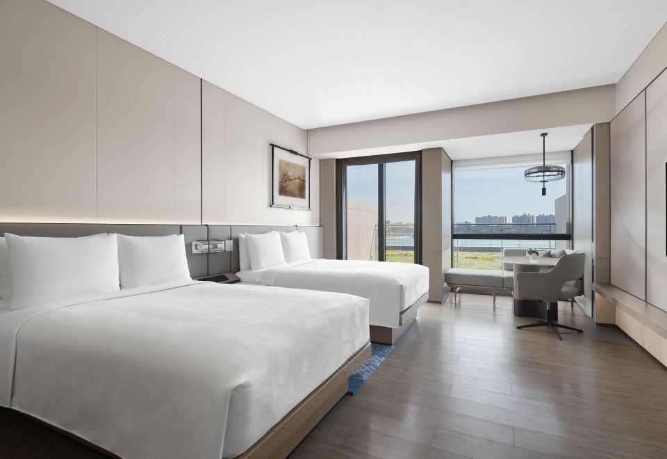 露台湖景双床房