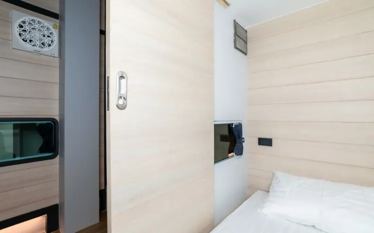 เตียงเดี่ยวในห้องพักรวมชายหญิง