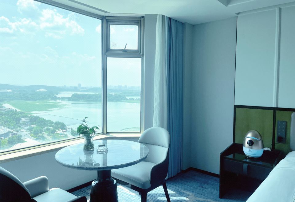 森林氧吧湖景大床房