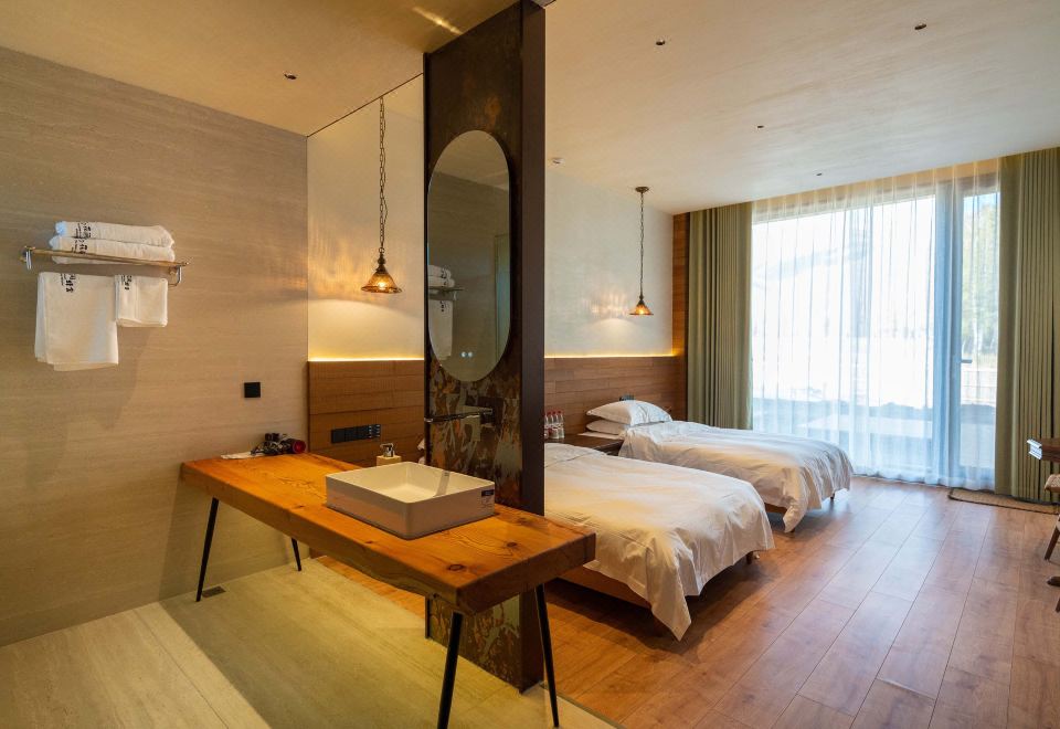 Deluxe Twin Room (With View)