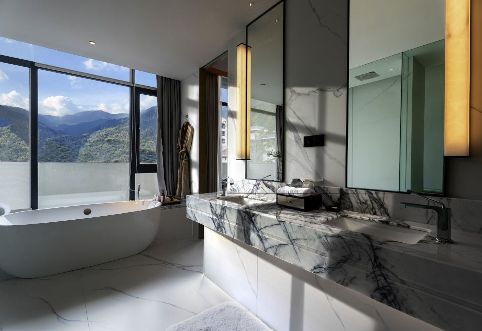 LinZhi Joy Crown Resort hotelSnow Mountain Mist Terrace Three-Room Suite (Oxygen Supply · Tatami)