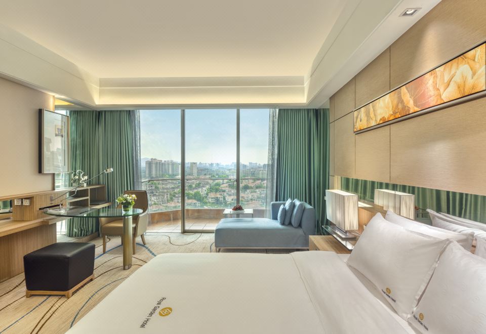 Royal Garden Hotel DongguanExecutive Montain-view Queen  Room(with balcony)