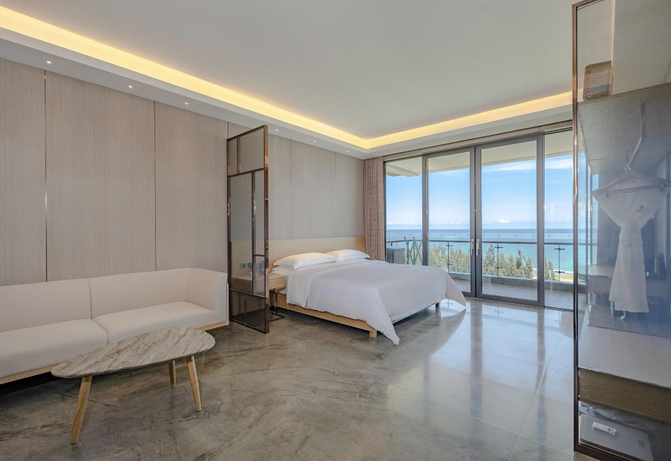 Vaperse Hainan Clear Water BayPremium Grand Oceanfront Room- King Bed