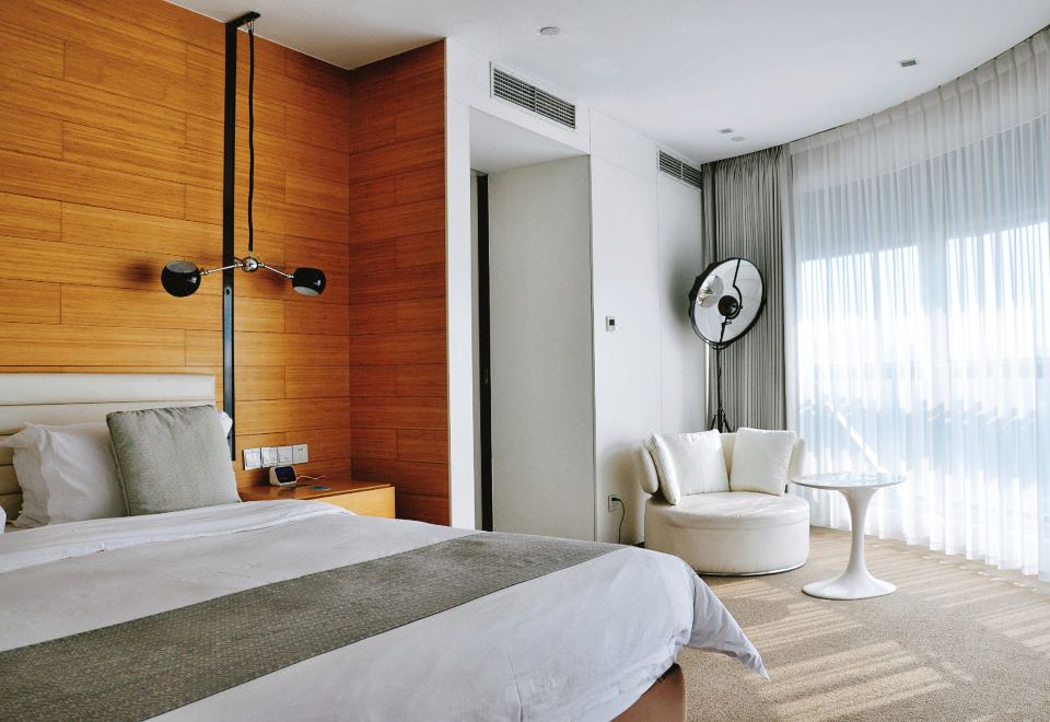 豪华套大床房『深睡床品+休闲办公桌椅+超大会客厅』