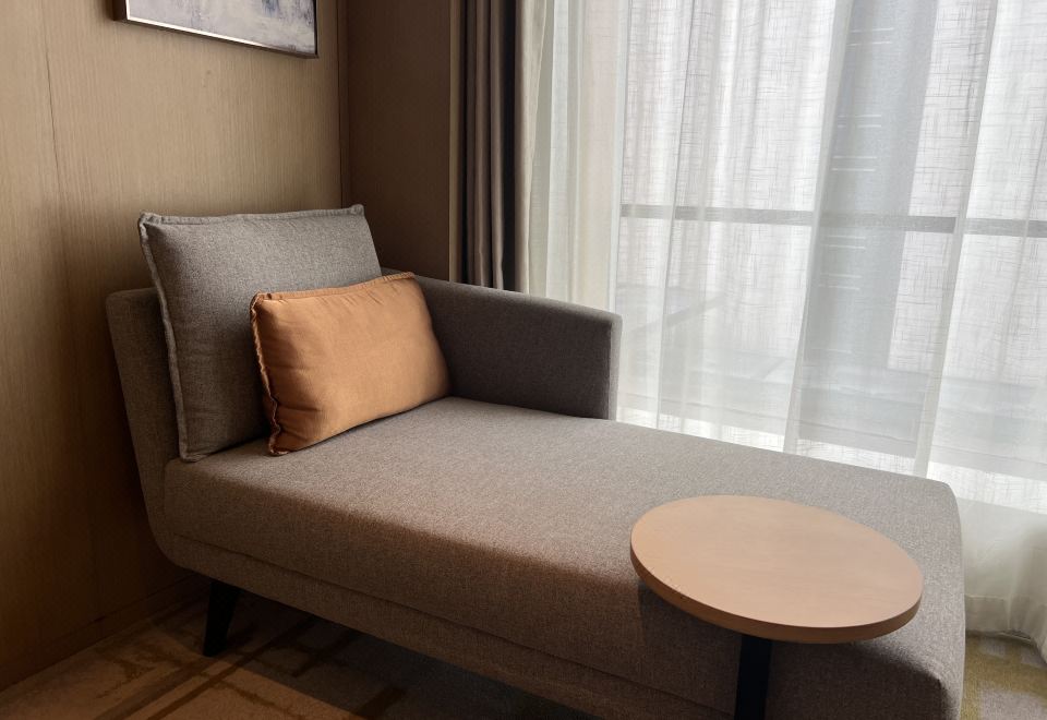 Metropark Hotel Hongqiao ShanghaiNo Smoking City View Business Room with Kingsize bed