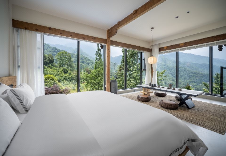 Qingcheng Mountain Qingwu HomestayMi Yue Terrace View Private Hot Spring Projection Double Bed Room (Central Air Conditioning + Whole House Floor Heating)