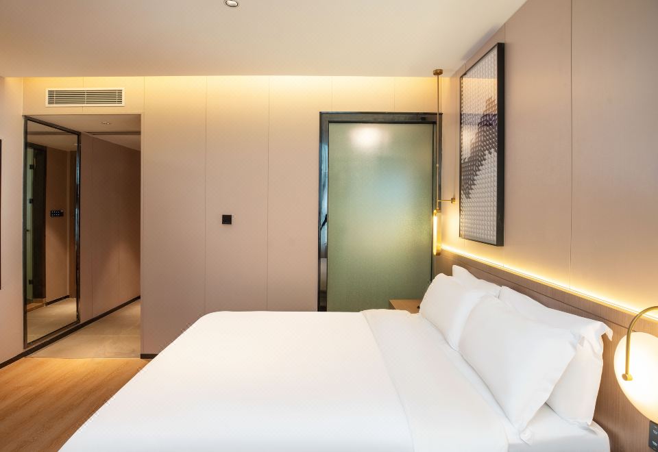 豪華大床房（落地窗+慕斯床墊+零壓枕頭+mini吧）