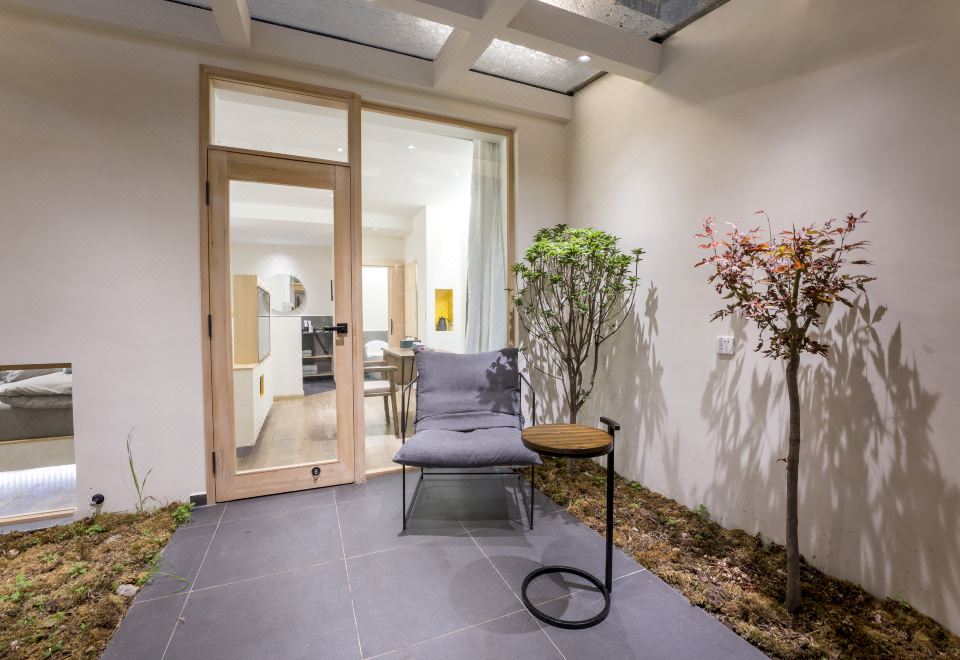 Leon Yu Mu Zhi Ye Designer Homestay (Dukezong Ancient City Store)Private｜ Courtyard Double Bed Room (Air Conditioning + Oxygen Supply + Independent Small Courtyard + Humidifier)