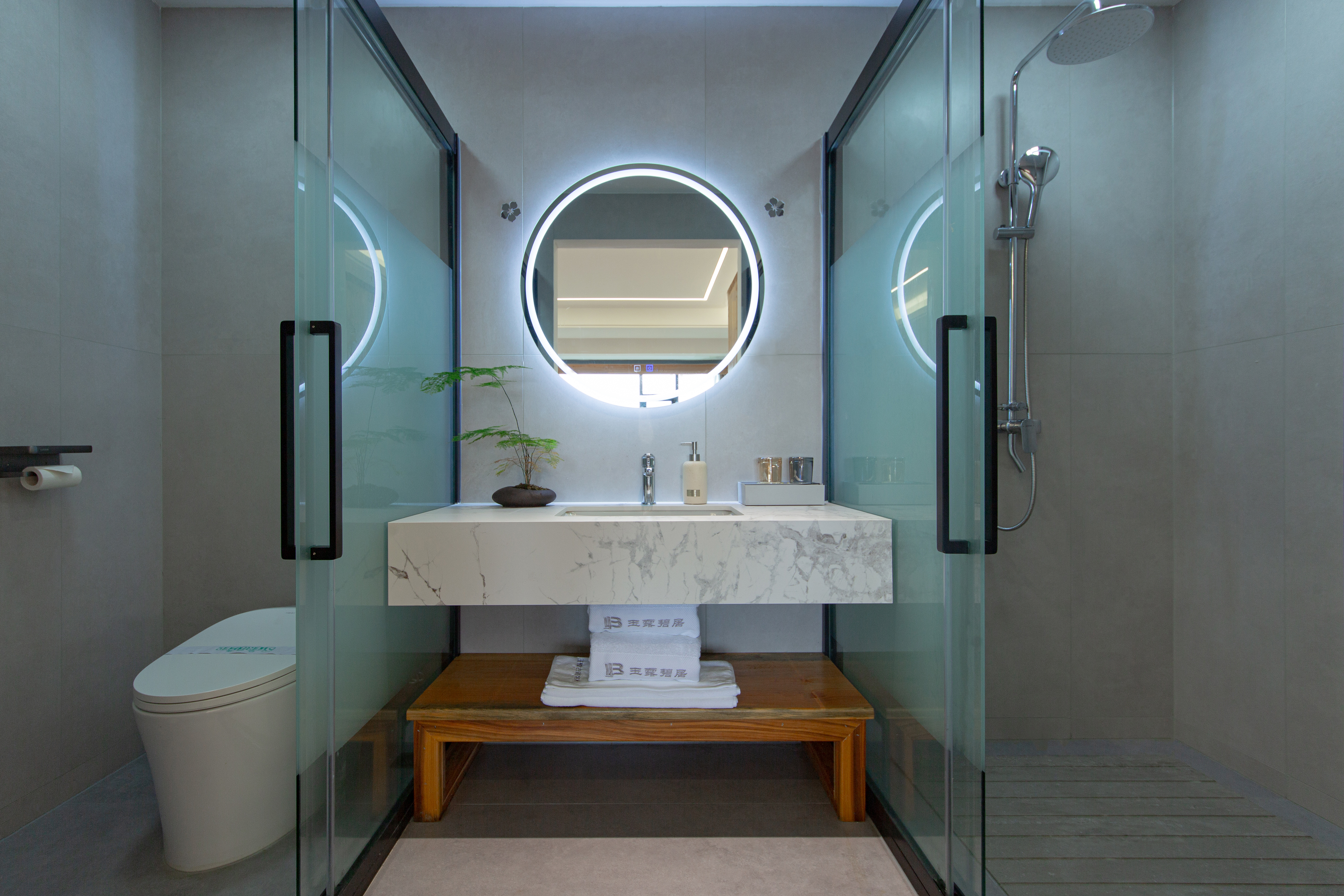 Queen Room With Courtyard View