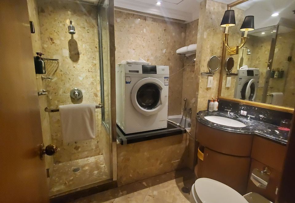 Crowne Plaza QingdaoCrown Two-Bedroom Apartment Suite