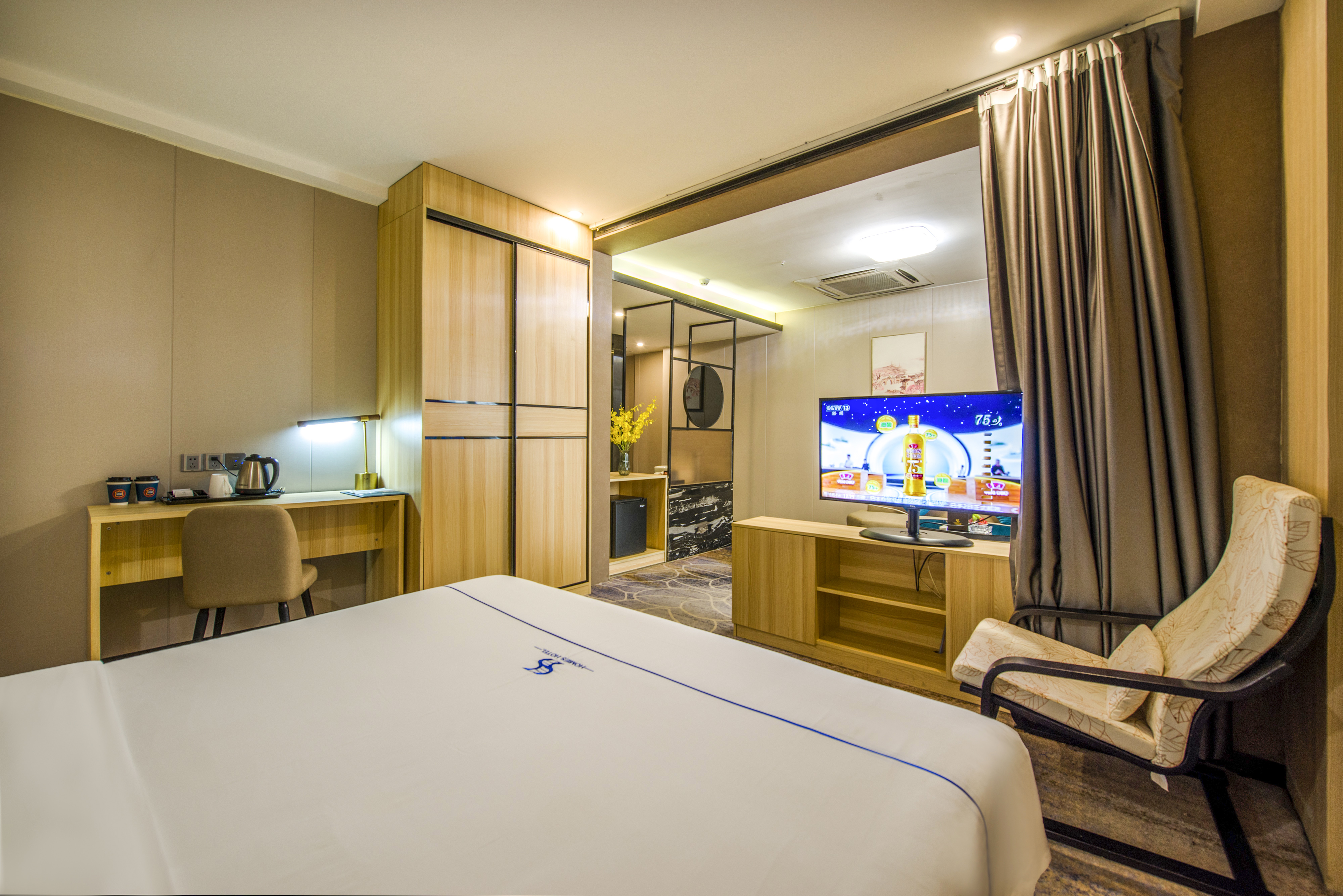 高級行政套房『輕奢床品+專屬會客廳+超奢享受』