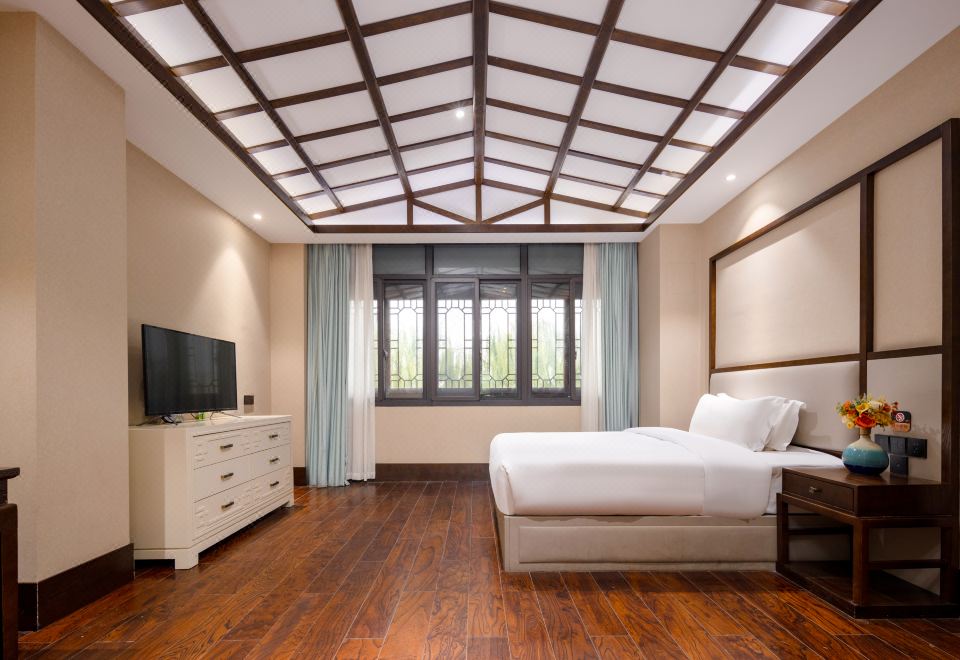 拾光·家庭河景两居套房+河景+中式建筑风格+休闲桌椅