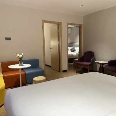 臻享投影家庭套房（4K巨幕投影&智能客控&舒睡床品） 樂天假日飯店（珠海拱北口岸步行街店）優惠