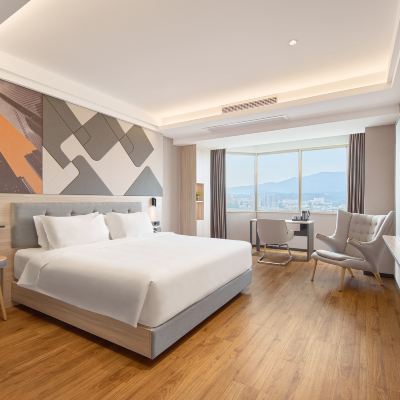 純凈大床房（空氣凈化器+即熱水壺+賽諾透氣枕深睡床墊） 非繁城品酒店·新會步行街店優惠