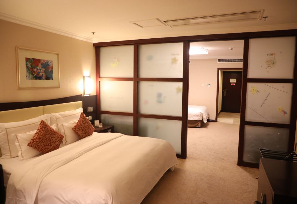 温馨家庭房（城市景观+落地窗）