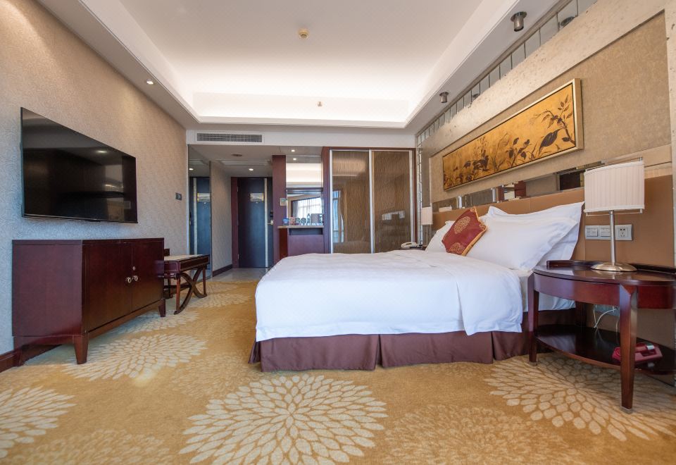 高级大床房【海边城景+办公桌】