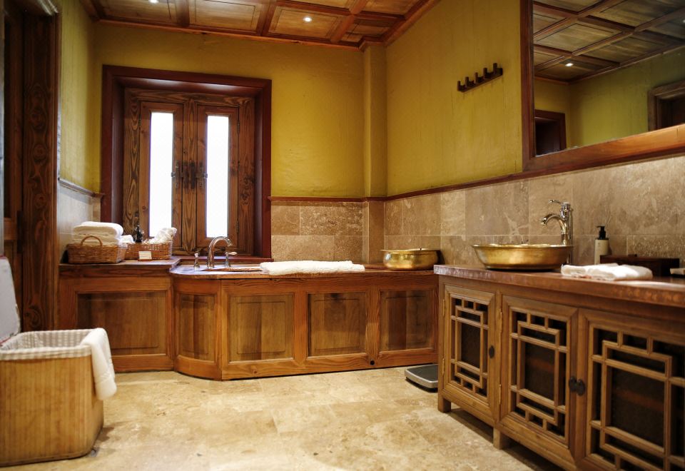 Songtsam Shangri-la LinkaDeluxe Family Suite - 3-Bedroom