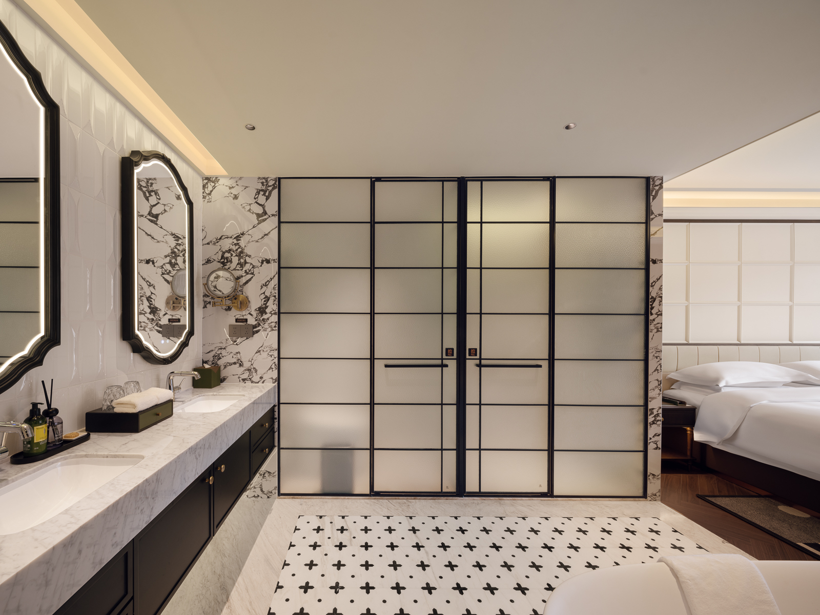 Exclusive Modern Shanghai Style Two-Bathroom Open Bath Tub Suite