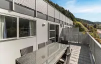 3-Bed Queenstown Apt with Balcony, Close to Town Hotels in 